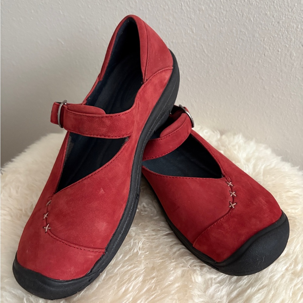 Keen Women's ♥️ Red Suede Mary Jane Adjustable Strap Sz 8.5 NEW condition.